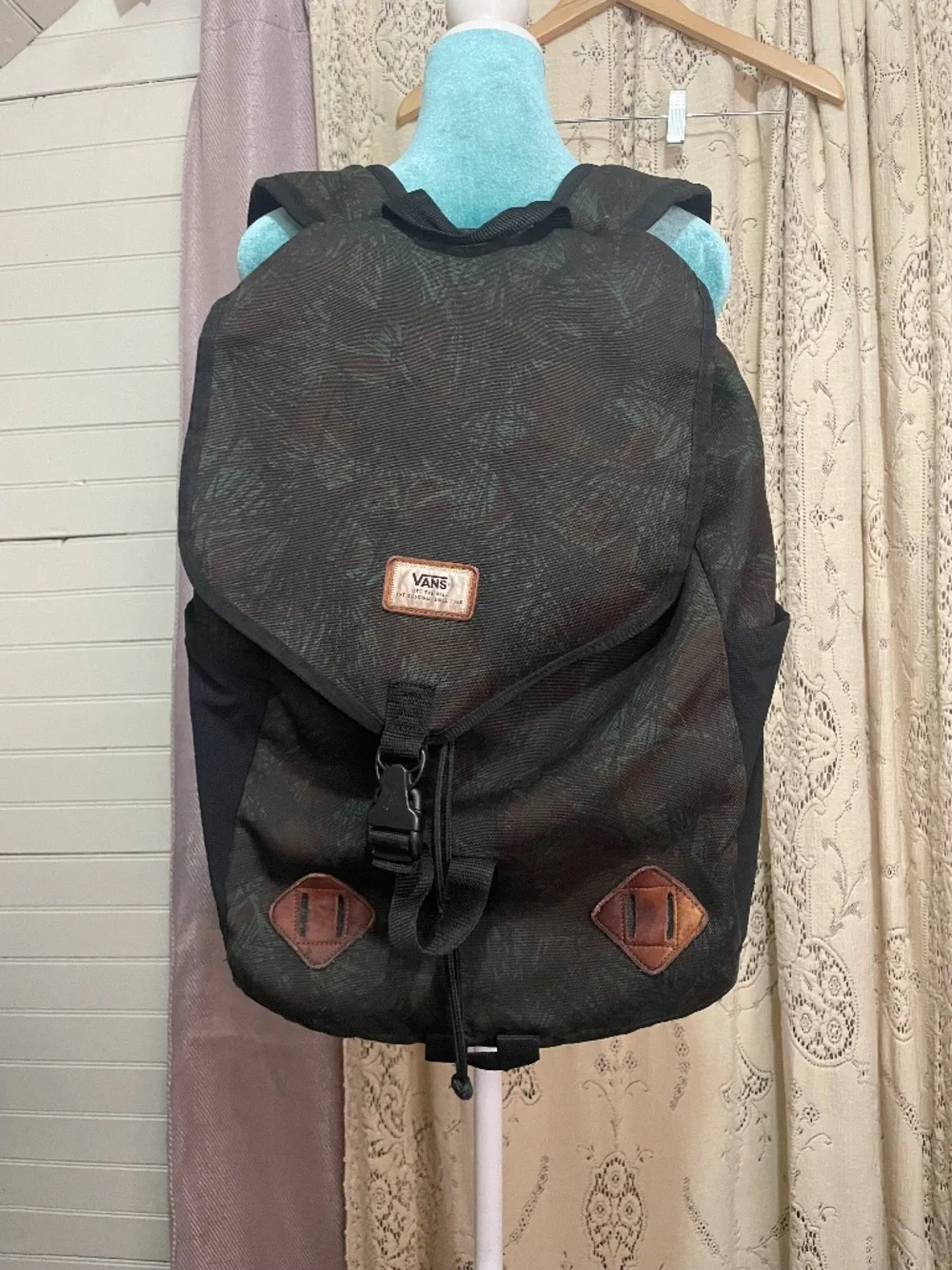 Vans: Nelson backpack in a tropical leave pattern